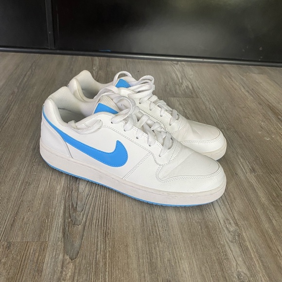 Nike shoes - Picture 1 of 4